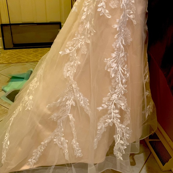 WEDDING DRESS - Picture 6 of 9